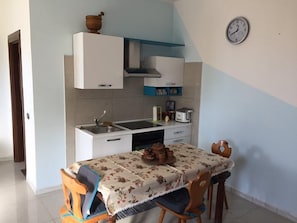 Chambre Triple Deluxe | Cuisine privée | CafetiÚre/bouilloire, bouilloire électrique
