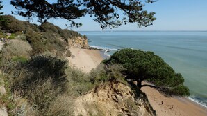 A coastal beach with rocky cliffs, a sandy shore, and a clear view of the sea. - charming villa, exceptional sea view, with tuned piano, 6-8 people. (Saint-Nazaire)