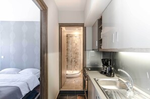 Apartment (Elegant) | Private kitchen | Fridge, oven, stovetop, coffee/tea maker - Evel's Home Suites (Thessaloniki)