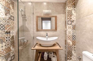 Studio (Welcoming) | Badezimmer | Dusche, kostenlose Toilettenartikel, Haartrockner, Bademäntel