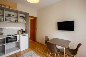 Appartement, 1 slaapkamer (Lovely) | Woonkamer | Flatscreentelevisie