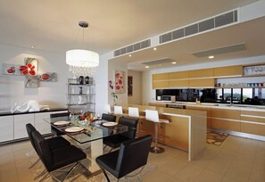 The Heights B18 | Private kitchen | Fridge, microwave, oven, stovetop - The heights B18 Seaview near Kata Beach (Karon)