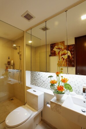 The Heights B18 | Badezimmer | Kostenlose Toilettenartikel, Haartrockner, Hausschuhe, Handtücher