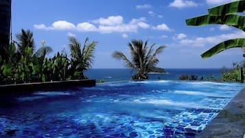 Hồ bơi ngoài trời