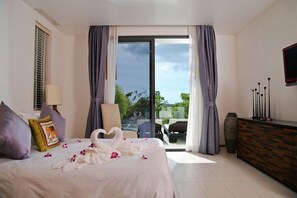 2 bedrooms, in-room safe, desk, blackout curtains