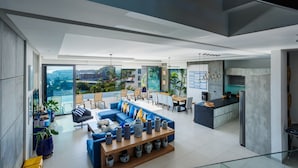 A modern living room with a sectional sofa, dining area, and kitchen. - Villa Momo Private Pool near Kata Beach (Karon)