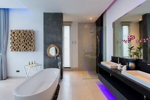 Villa | Badeværelse | Gratis toiletartikler, hårtørrer, badekåber, hjemmesko