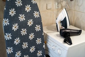 Studio | Iron/ironing board