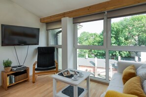 Studio | Living area | Flat-screen TV