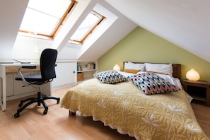 Studio | Desk, iron/ironing board, free WiFi, bed sheets