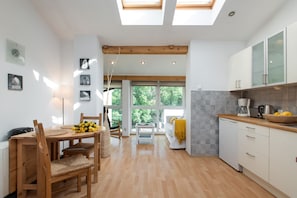 Studio | Private kitchenette | Fridge, microwave, oven, stovetop