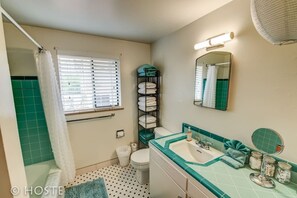 Apartamento (1 Bedroom) | Banheiro | Toalhas de banho, sabonete, shampoo, papel higiênico