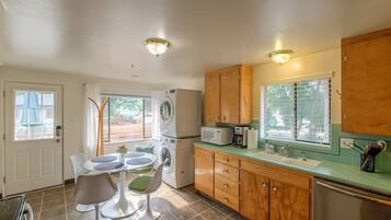 Apartemen (1 Bedroom) | Dapur pribadi | Mesin espresso dan mesin pembuat kopi/teh