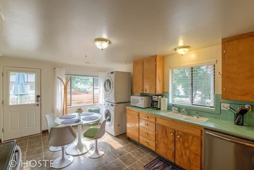 1 Br70's Inspired Comfy Condoclose to Broadmoor
