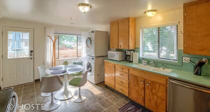 1 Br70's Inspired Comfy Condoclose to Broadmoor
