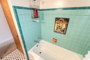 Apartamento (1 Bedroom) | Banheiro | Toalhas de banho, sabonete, shampoo, papel higiênico