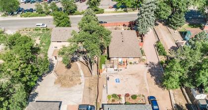 1 Br70's Inspired Comfy Condoclose to Broadmoor