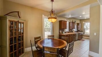 Rumah (3 Bedrooms) | Dapur pribadi | Lemari es besar, oven, mesin pembuat kopi/teh, dan pemanggang roti