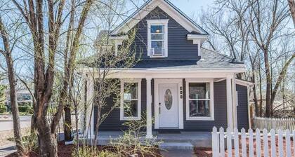 3 BR Beautifully Restored 1890`s Homedowntown
