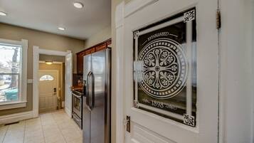 Rumah (3 Bedrooms) | Dapur pribadi | Lemari es besar, oven, mesin pembuat kopi/teh, dan pemanggang roti