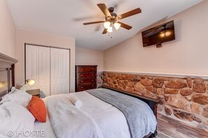 4 bedrooms, premium bedding, memory-foam beds, individually decorated - Mtn Dream! Fireplace, Patio & Hot Tub 4BR (Colorado Springs)