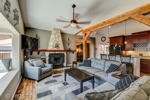 House (4 Bedrooms) | Living room