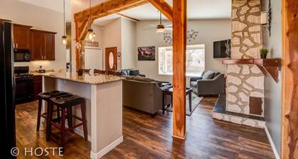 Mtn Dream! Fireplace, Patio & Hot Tub 4BR