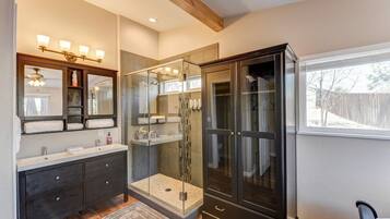 House (4 Bedrooms) | 4 bedrooms, premium bedding, memory-foam beds, individually decorated