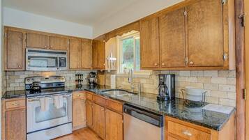 House (4 Bedrooms) | Private kitchen | Full-size fridge, oven, stovetop, dishwasher