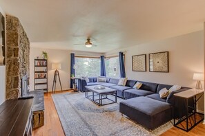 House (4 Bedrooms) | Living room - 4BR Mountain Getaway Pikes Peak, Dog-friendly! (Cascade)