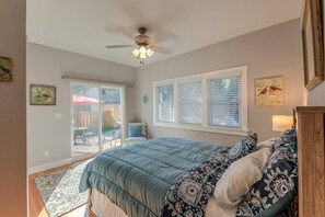 2 bedrooms, premium bedding, down duvets, individually decorated - Couple's Mountain Getaway Close to Everything! (Colorado Springs)