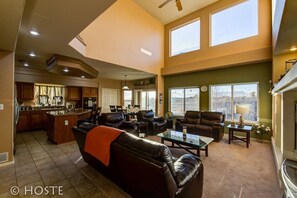 House (5 Bedrooms) | Living room