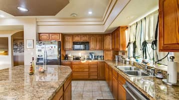 House (5 Bedrooms) | Private kitchen | Fridge, oven, coffee/tea maker