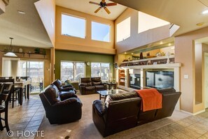 House (5 Bedrooms) | Living room