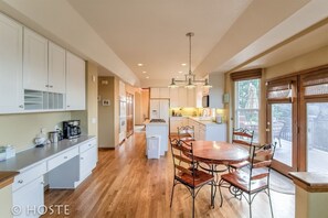 Maison (4 Bedrooms) | Cuisine privée | Grand réfrigérateur, four, plaque de cuisson, lave-vaisselle