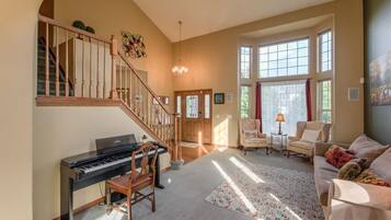 Maison (4 Bedrooms) | Salle de séjour | TV connectée, cheminée, table de tennis de table