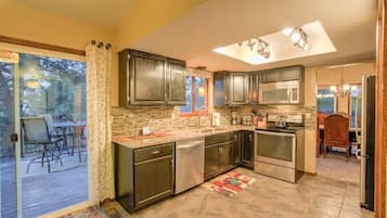 Maison (4 Bedrooms) | Cuisine privée | Grand réfrigérateur, four, plaque de cuisson, lave-vaisselle