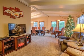 Maison (4 Bedrooms) | Salle de séjour | TV connectée, cheminée, console de jeux vidéo, table de tennis de table