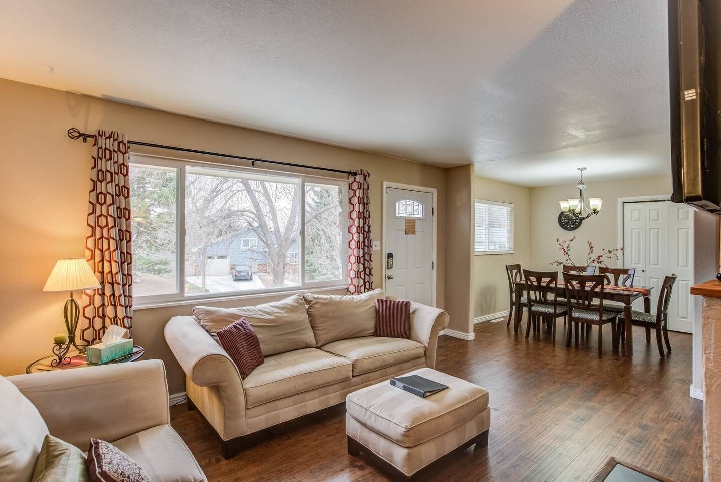 House (4 Bedrooms) | Living room | TV, fireplace