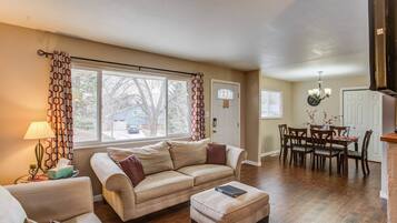 Casa (4 Bedrooms) | Sala de estar | TV, lareira