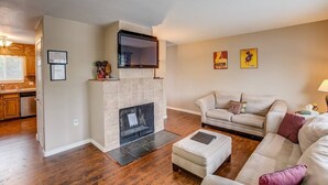 A living room with a fireplace, a sofa, and a coffee table. - 4BR Dog Friendlygarden of the Godsbbq Grill! (Colorado Springs)