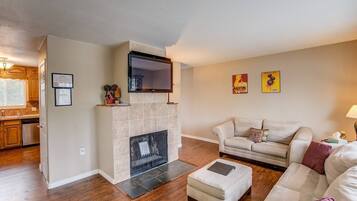 Casa (4 Bedrooms) | Sala de estar | TV, lareira