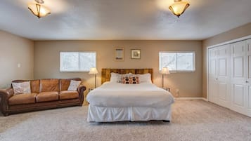 4 habitaciones, tabla de planchar con plancha y ropa de cama