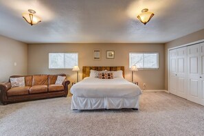 4 habitaciones, tabla de planchar con plancha y ropa de cama 