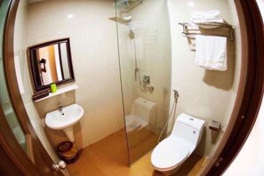 Ducha, artículos de higiene personal gratuitos, zapatillas y toallas