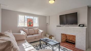 Casa (4 Bedrooms) | Sala de estar | Smart TV, console de videogame, pebolim, mesa de pingue-pongue