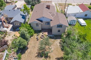 Exterior - 4 Bedroom Mountain View with Firepit & Ping Pong (Colorado Springs)