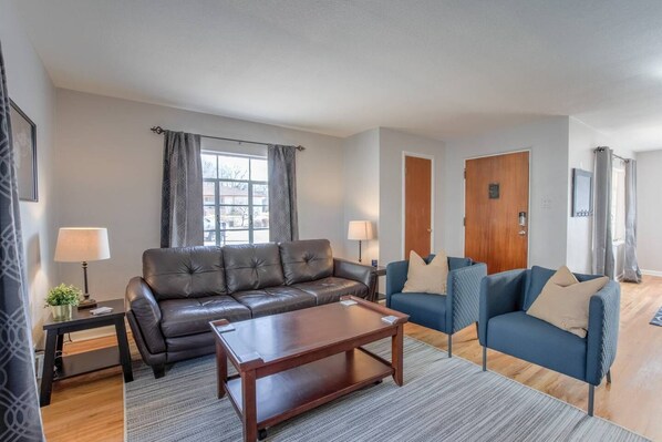 Living room - 4 Bedroom Mountain View with Firepit & Ping Pong (Colorado Springs)