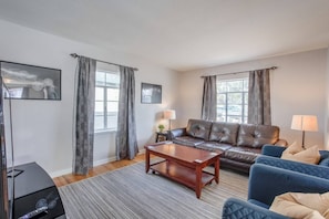 House (4 Bedrooms) | Living room