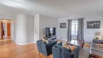 Casa (4 Bedrooms) | Sala de estar | Smart TV, console de videogame, pebolim, mesa de pingue-pongue